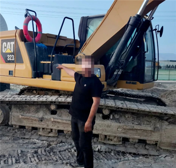 香港現金網：真嘴強王者！男子用嘴吸盜空挖掘機135陞柴油：官方提醒