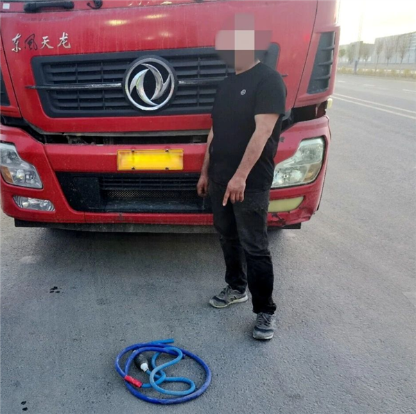 香港現金網：真嘴強王者！男子用嘴吸盜空挖掘機135陞柴油：官方提醒