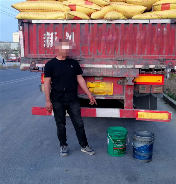 香港現金網：真嘴強王者！男子用嘴吸盜空挖掘機135陞柴油：官方提醒